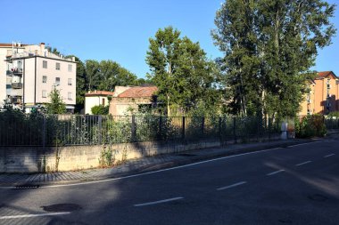 Gün batımında bir İtalyan kasabasında terk edilmiş bir depo.