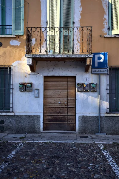 Porta Finestra Con Balcone Una Facciata Edificio Una Città Italiana — Foto Stock