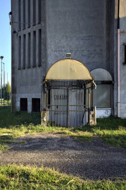 Günbatımında İtalya kırsalındaki bir kilisenin yanındaki bir yeraltı binasına giriş.