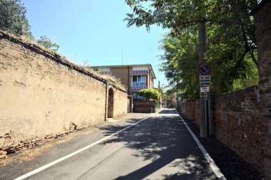 Gün batımında bir İtalyan kasabasında bir dönüm noktasından görülen çıkmaz sokak.