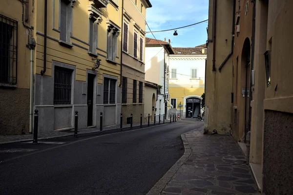 Afdalende Straat Tussen Historische Gebouwen Een Italiaanse Stad Bij Zonsondergang — Stockfoto