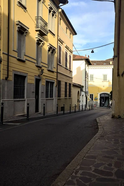 Strada Discendente Tra Edifici Storici Una Città Italiana Tramonto — Foto Stock