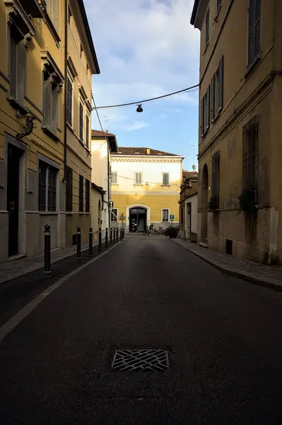 Calle Descendente Entre Edificios Históricos Una Ciudad Italiana Atardecer —  Fotos de Stock