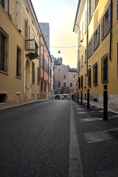Спуск Улицы Между Историческими Зданиями Итальянском Городе Закате — стоковое фото