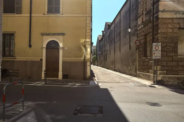 Tillgång Till Gränd Sedd Från Gata Solig Dag Italiensk Stad — Stockfoto