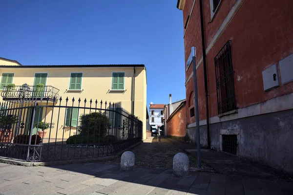 Doodlopende Steeg Tussen Huizen Een Dorp Het Italiaanse Platteland Overdag — Stockfoto