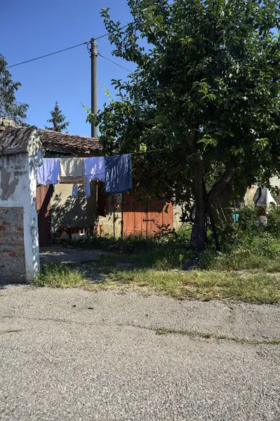 Hinterhof Eines Hauses Einem Italienischen Dorf Mit Bäumen Und Hängenden — Stockfoto