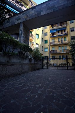 İtalyan kasabasının yerleşim bölgesindeki bir apartmanın girişi ve ön bahçesi.