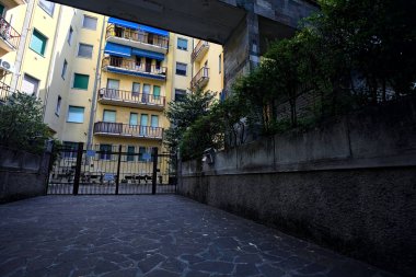 İtalyan kasabasının yerleşim bölgesindeki bir apartmanın girişi ve ön bahçesi.
