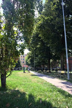 Güneşli bir günde, İtalya 'da bir yerleşim yerinin küçük ve boş bir parkında çakıl yolu.