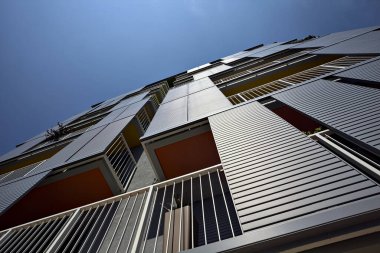 Güneşli bir günde bir apartman dairesi cephesi