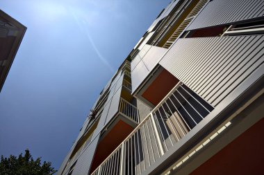 Güneşli bir günde bir apartman dairesi cephesi