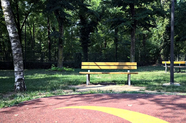 公園の遊び場の端によるベンチ — ストック写真