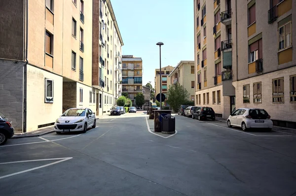 Алея Між Кондомініумами Припаркованими Машинами Краю Житловому Районі Італійського Міста — стокове фото