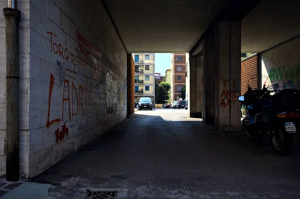 Fedett Sikátor Egy Lakónegyedben Egy Olasz Városban Egy Napsütéses Napon — Stock Fotó