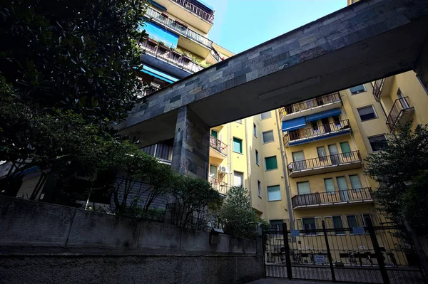 Entrée Cour Avant Condominium Dans Quartier Résidentiel Une Ville Italienne — Photo