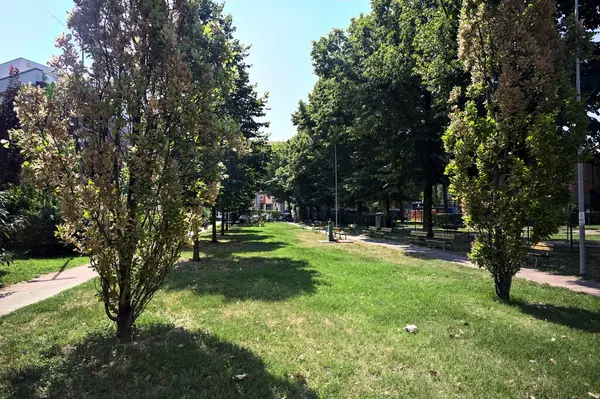 Schotterweg Einem Kleinen Und Leeren Park Eines Wohngebiets Einer Italienischen — Stockfoto