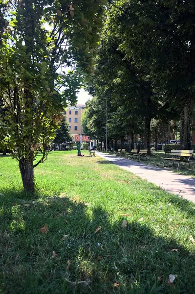 Štěrková Cesta Malém Prázdném Parku Obytné Čtvrti Italském Městě Slunečného — Stock fotografie