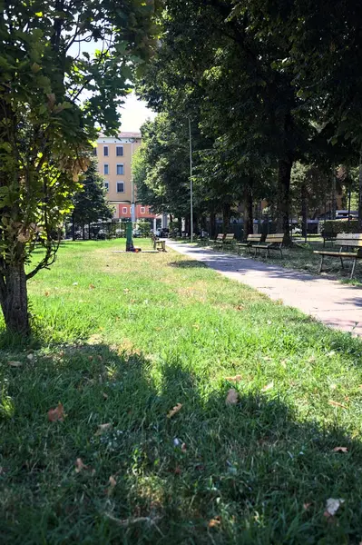 Schotterweg Einem Kleinen Und Leeren Park Eines Wohngebiets Einer Italienischen — Stockfoto