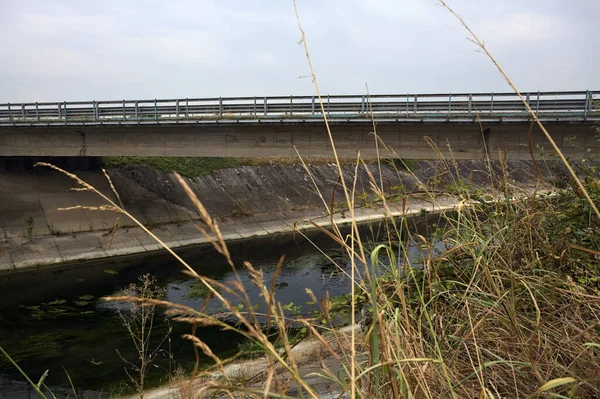 Bro Över Avledande Kanal Den Italienska Landsbygden Molnig Dag Före — Stockfoto