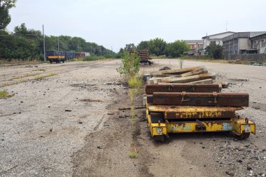 İtalya 'nın kırsal kesimlerinde bulutlu bir günde tren vagonlarıyla ormanın yanındaki bir demiryolunda.