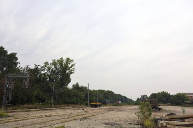 İtalya 'nın kırsal kesimlerinde bulutlu bir günde tren vagonlarıyla ormanın yanındaki bir demiryolunda.