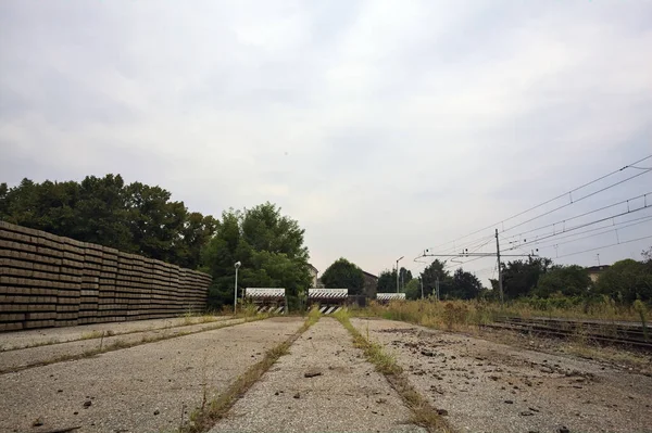 Три Тупиковых Пути Расчистке Железнодорожной Станции Облачный День Итальянской Сельской — стоковое фото