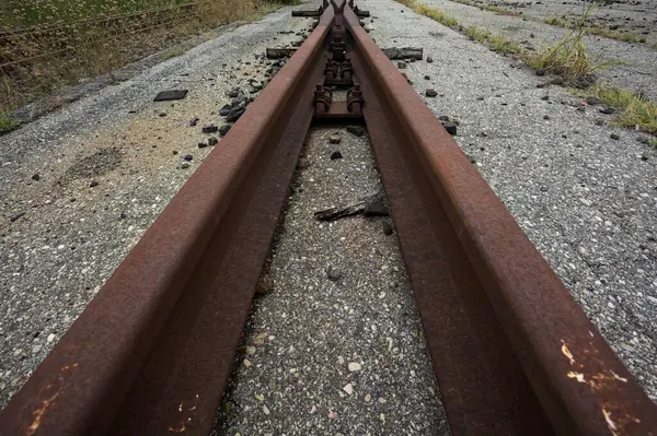 Ferrovia Enferrujada Interruptor Cascalho Visto Perto — Fotografia de Stock
