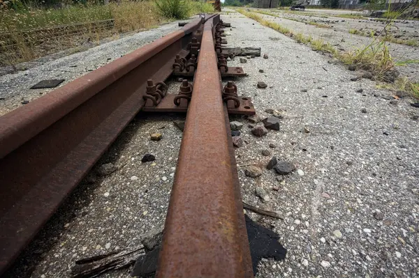 Çakıl Taşlarının Üzerindeki Paslı Demiryolu Anahtarı Yakından Görülüyor — Stok fotoğraf