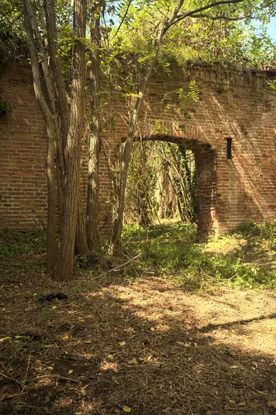 이탈리아 시골의 중간에 버려진 요새의 — 스톡 사진