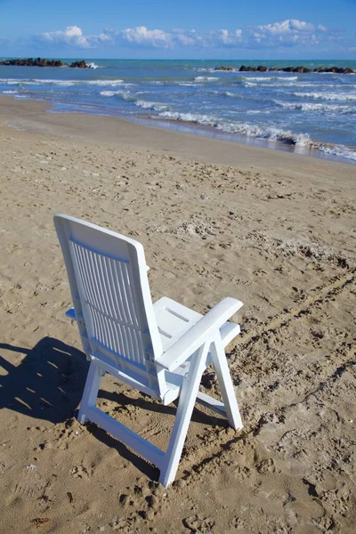 Deck Chair Next Water Empty Beach Winter — Stock Photo, Image