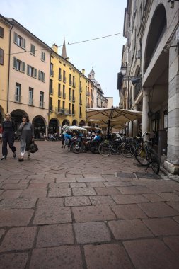 İtalyan kasabasında verandalı binalarla çevrili bir meydan.