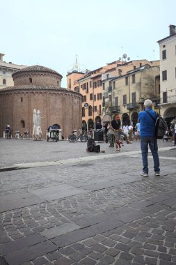 İtalya 'da bir şehir meydanının yanındaki meydanda kilise ve çan kulesi.