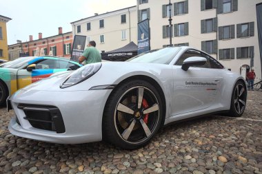 Porsche 911 GT3 İtalyan bir kasabanın kaldırımlı meydanında