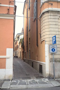 İtalyan şehrinin girişinden görünen dar kaldırımlı cadde