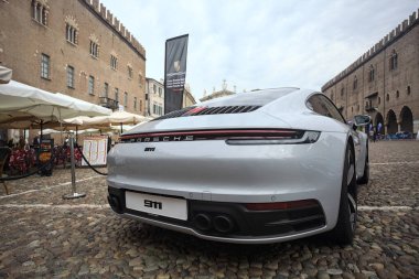 Porsche 911 GT3 İtalyan bir kasabanın kaldırımlı meydanında