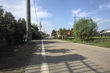 Dar yol, tahta direklerle ve İtalya kırsalındaki küçük bir köyde başlık kablolarıyla sınırlıydı.