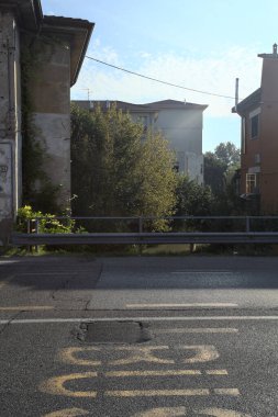 İtalya 'nın kırsal kesimlerinde evleri olan bir derenin üzerindeki köprü.