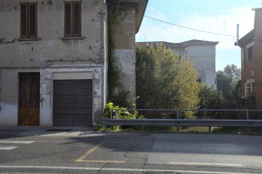 İtalya 'nın kırsal kesimlerinde evleri olan bir derenin üzerindeki köprü.