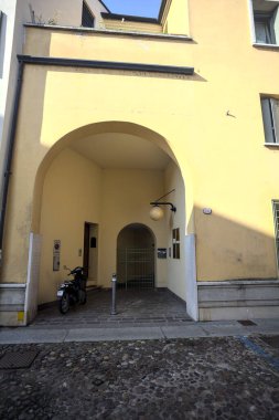 İtalyan kasabasında bir binanın girişindeki kemer.