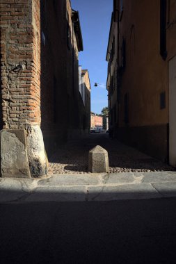 İtalyan şehrinde kaldırımlı bir sokak olan bir caddenin köşesinde.