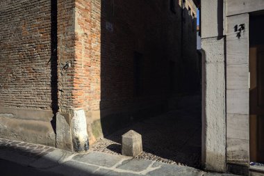 İtalyan şehrinde kaldırımlı bir sokak olan bir caddenin köşesinde.