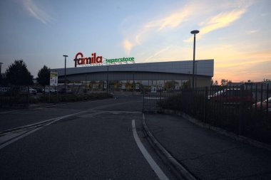 Gün batımında süpermarket girişinden görüldü.