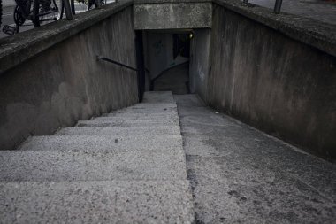 Gün batımında bir İtalyan kasabasının yerleşim bölgesinde bir yeraltı geçidinde merdiven.