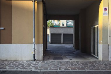 Gün batımında yerleşim alanındaki bir evin iç avlusuna giriş.