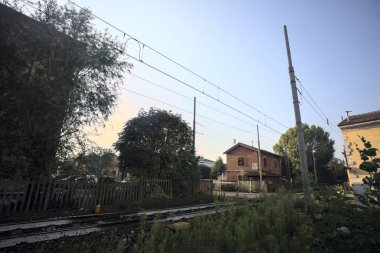 Gün batımında kapalı demiryolu geçidi