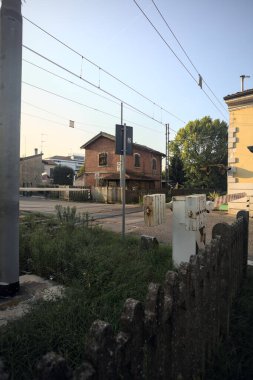 Gün batımında kapalı demiryolu geçidi