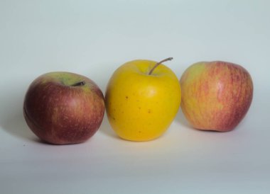 Beyaz arka planda meyveler yakından görülüyor