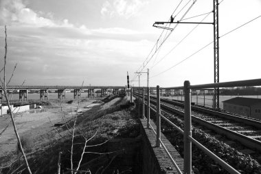 İtalya 'nın kırsal kesimindeki tren yolu.