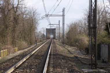 İtalya 'nın kırsal kesimindeki tren yolu.